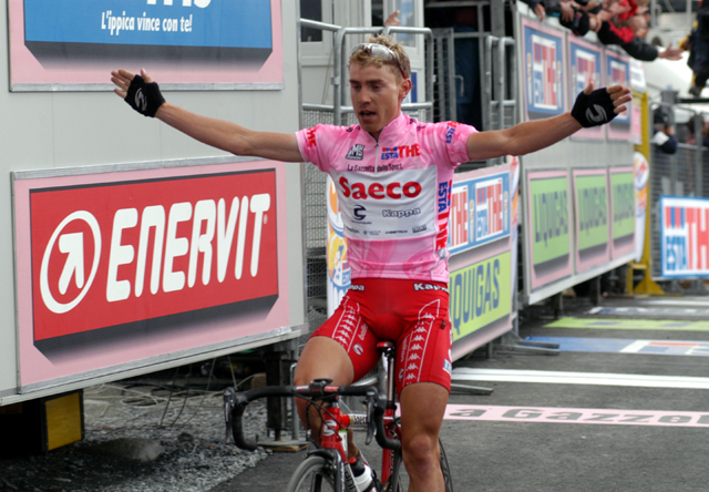 Damiano Cunego wins stage 18 of the 2004 Giro d'Italia.