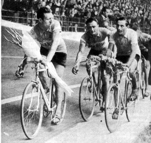 Fausto Coppi wins the 1947 Giro d'Italia