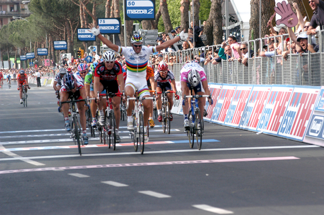 Mario Cipollini wins stage 8 of the 2003 Giro d'Italia