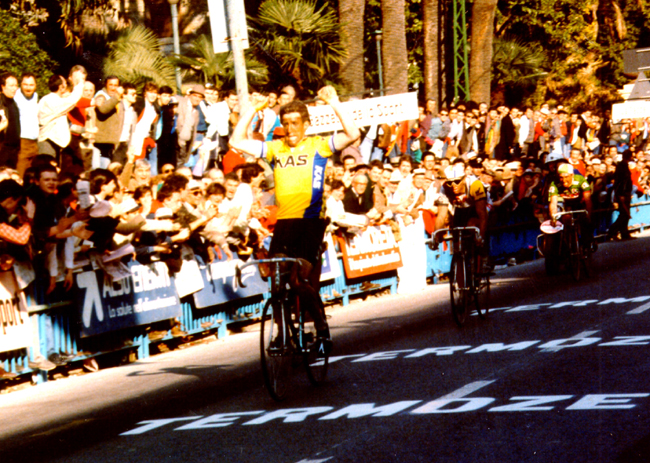 Sean Kelly wins 1986 Milano-San Remo in front of greg LeMond