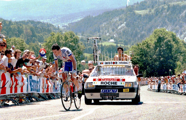 Roche riding to Villard de Lans in the 1990 tour de France