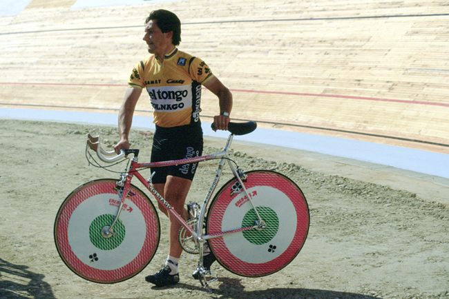 Saronni carries his bike to the infield after finishing 1985 Giro stage 2