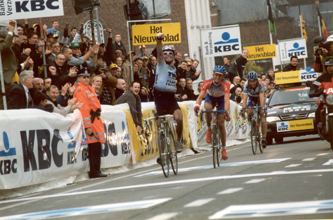 Van Petegem win the 2000 Ronde van Vlaanderen