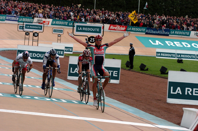 Magnus Backstedt wins the 2004 Paris-Roubaix