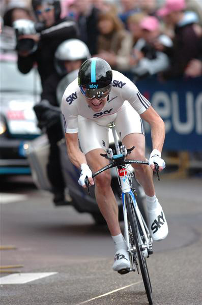 Wiggins rides to stage 1 victory