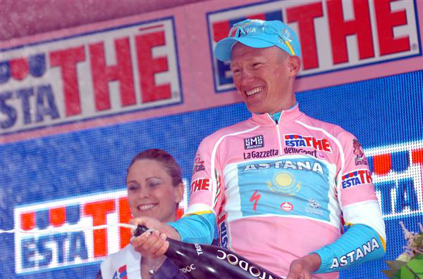 Alexandre Vinokourov leads the Giro