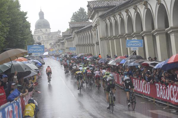 riders come into Vicenza