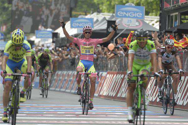 Alberto Contador finishes stasge 21 safely