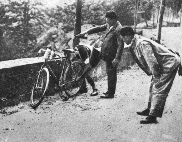 Alfredo Binda stops to change gears in the 1925 Giro d'Italia
