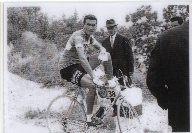 1963 Giro del Trentino: Bitossi stops to let his heart rate go back to normal