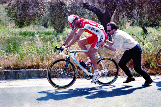 Mario gets back on the raod after a repair in the 1999 Giro