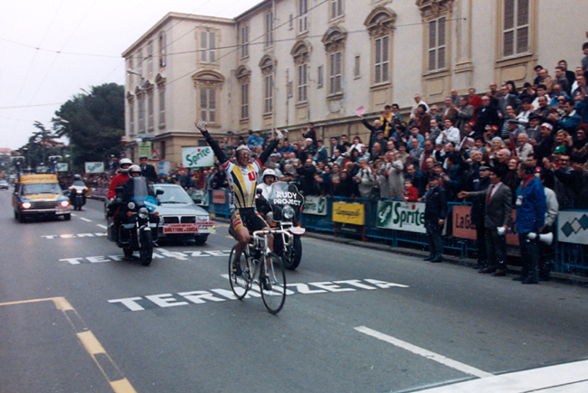 Fignon winning the 1989 Milano-San Remo