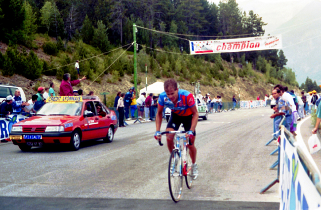 Hampsten riding to Andorra in the 1993 Tour de France