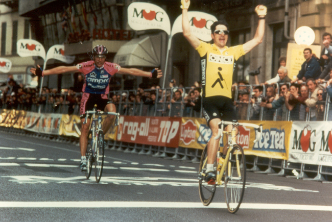 Laurent Jalabert wins the 1995 Milano-San Remo in front of Maurizio Fondriest