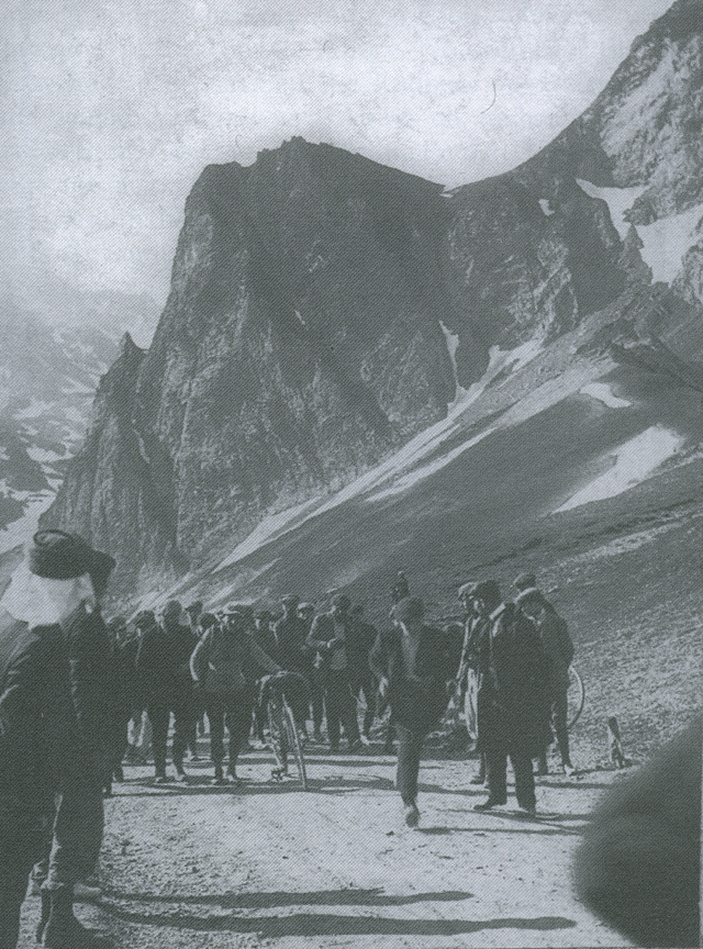 Octave Lapize reaches the summit of the Tourmalet