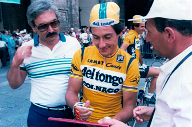 Saronni signs an autograph at the 1985 Milano-Vignola