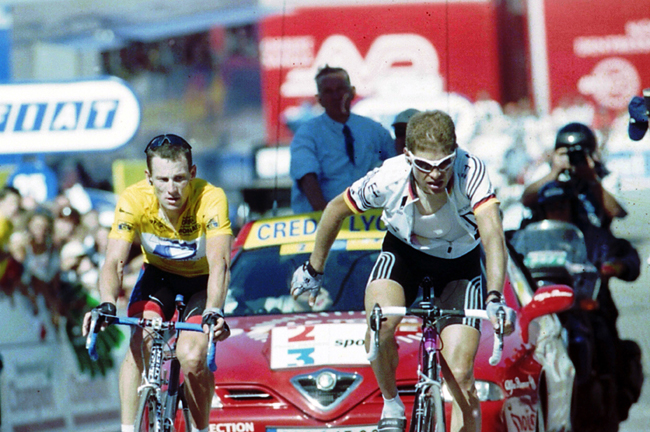 Ullrich and Armstrong finish together at Luz Ardiden in 2001