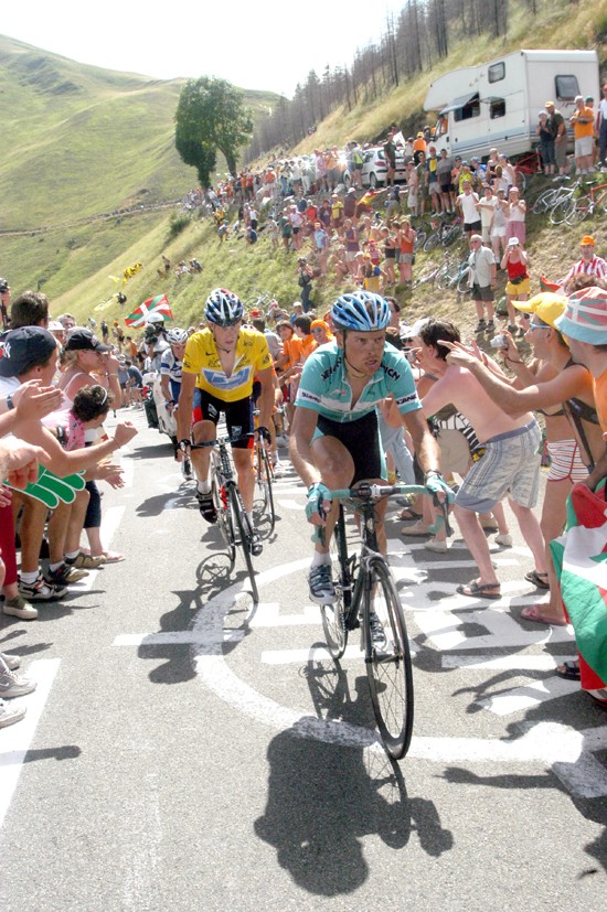 Armstrong marks Ullrich in the 2003 Tour de France