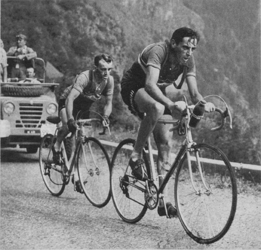 Prvi kolesarski vzpon na Alpe d`Huez med Dirko po Franciji leta 1952. Borba med kolesarjema Jean Robic in Fausto Coppi.